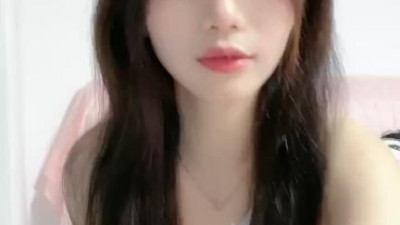 레드걸[동양야동] 앙증맞은 외모의 옆집 동생!유료방 파격가!협탁에 앉아 자위하며, 여린 구멍을 쪼개고, 屌插，水假抽，声, 물소리가 콸콸, 가쁜 숨을 쉴 새 없이 몰아쉬며.