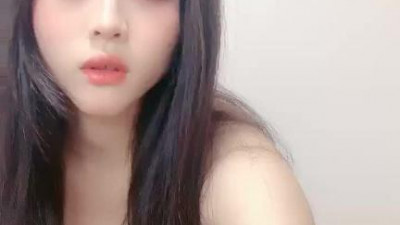 레드걸[동양야동] 예쁜 혈의 예쁜 아가씨, 개구멍에 검은 실크로 엉덩이를 흔들고, 진동봉을 벗고 자위하고, 혈을 쪼개서 음핵을 울리고, 시원한 신음소리