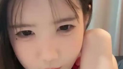 레드걸[동양야동] 사랑스럽고 청순한 누이동생, 집에서 소란 피우고, 핑크빛 굴을 진동시키고, 다리를 들어 밀어넣고, 낮은 신음소리를 내며, 눈을 감고 즐깁니다.
