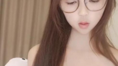 레드걸[동양야동] 고양이 귀 안경 미소녀, 청순한 외모의 한쌍의 호유, 큰 젖을 꺼내 흔들며 예쁜 다리를 치켜들고 혈을 쪼개고, 내 엉덩이까지 커서 몸매 자랑