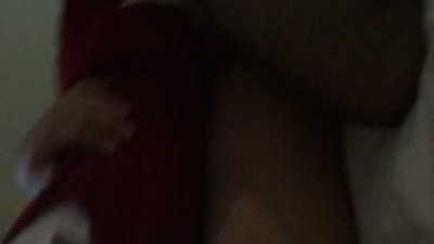 레드걸[동양야동] 도낭은 젊고 예쁜 미녀 스튜어디스와 남자친구가 먼저 거울을 마주하고 조련하면서 찍고, 침대 위에서 소품으로 그녀를 흔들며 큰 소리를 질렀습니다:힘껏 조련해 주세요, 소란을 피우세요!