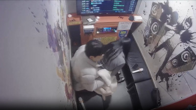 단독 영상! 2024년 해킹된 한국 노래방 IP카메라- 안경쓴 괴짜 여자가 남자친구에게 사정을 당하다. 그녀의 질은 정액으로 가득 찼고 그녀는 팬티를 입었습니다. [레드걸 한국야동,최신야동,무료야동]