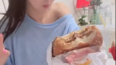 햄버거 먹으면서 보여주는 제나 [레드걸 한국야동,최신야동,무료야동]
