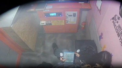 단독 영상! 해킹된 한국 노래방 IP 카메라- 변태 소년이 소녀를 구석으로 밀어내고 발기한 남근으로 바지 속으로 그녀의 질을 쑤셔넣다 [레드걸 한국야동,최신야동,무료야동]