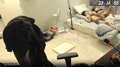 BJ 삐딱이 방송 켜진줄(.) 모르고 떡치는 영상 송출됨 !! [레드걸 한국야동,최신야동,무료야동]